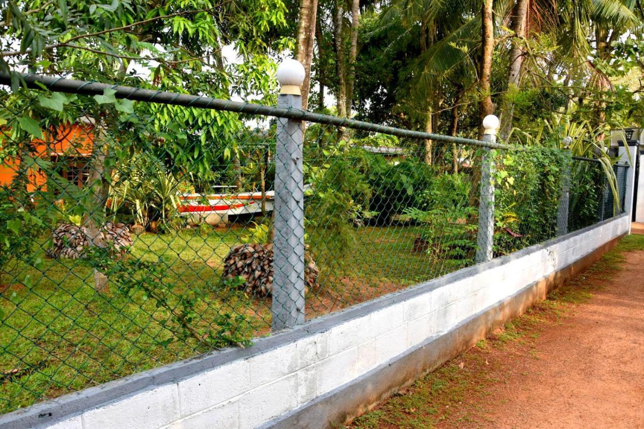 S P City Resort Anuradhapura Buitenkant foto